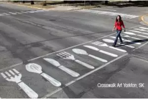 16 Gambar zebra cross yang bikin jalanan tampak nggak biasa