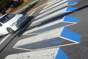 16 Gambar zebra cross yang bikin jalanan tampak nggak biasa