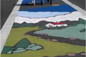 16 Gambar zebra cross yang bikin jalanan tampak nggak biasa