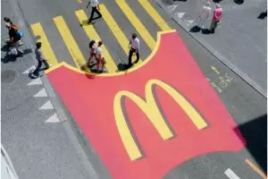 16 Gambar zebra cross yang bikin jalanan tampak nggak biasa