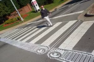 16 Gambar zebra cross yang bikin jalanan tampak nggak biasa