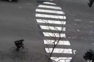 16 Gambar zebra cross yang bikin jalanan tampak nggak biasa