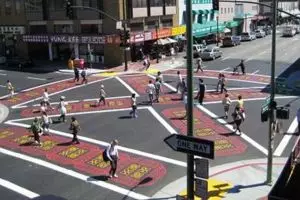 16 Gambar zebra cross yang bikin jalanan tampak nggak biasa