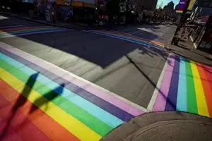 16 Gambar zebra cross yang bikin jalanan tampak nggak biasa