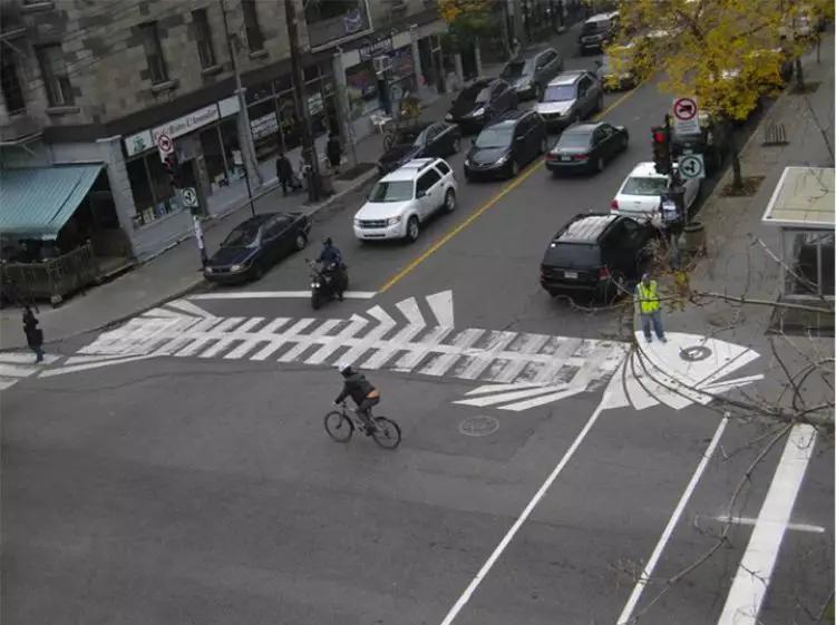 16 Gambar zebra cross yang bikin jalanan tampak nggak biasa