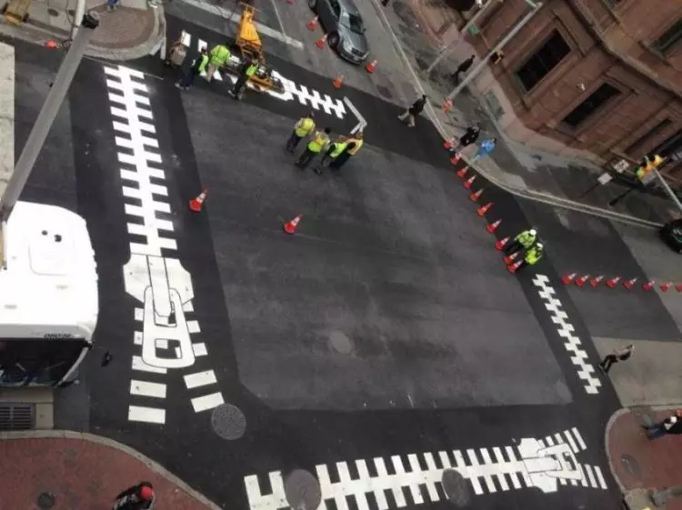16 Gambar zebra cross yang bikin jalanan tampak nggak biasa
