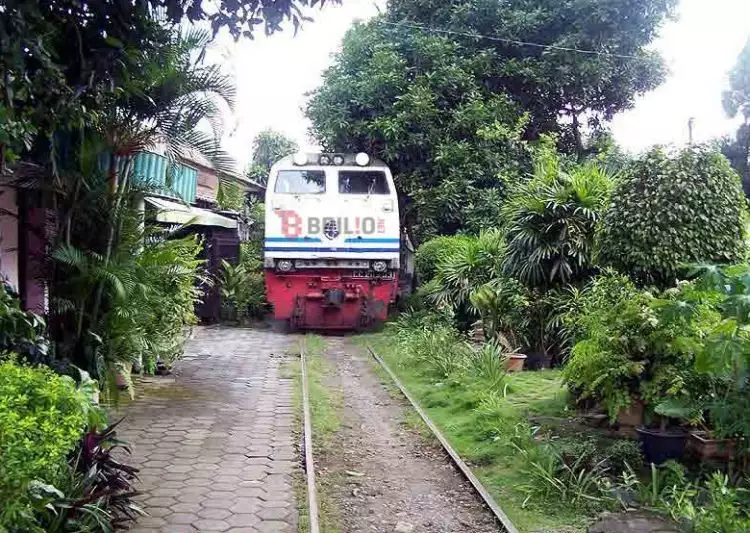 Ini jalur kereta api paling ekstrem di Indonesia, belah perumahan!