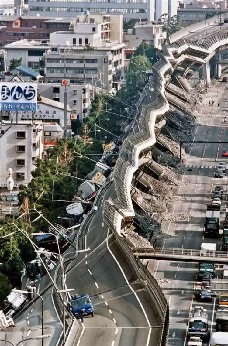 Foto-foto ambruknya fly over di Jepang akibat gempa, speechless!