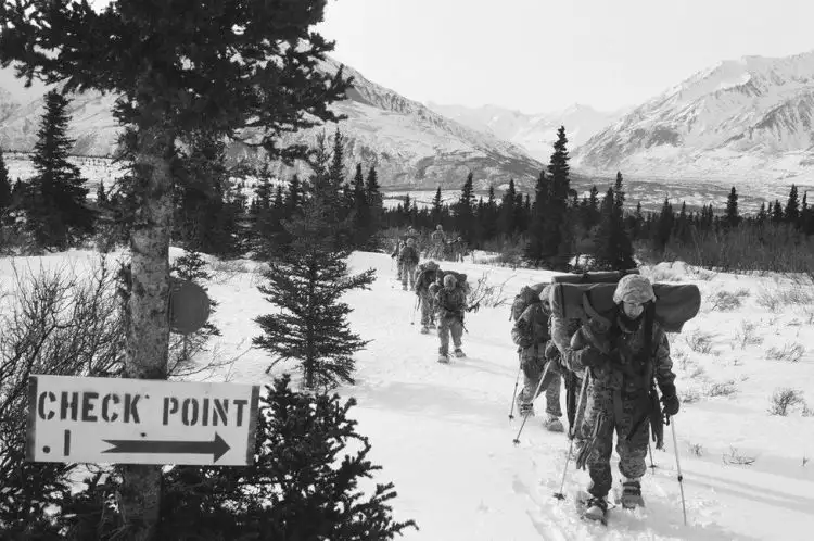 17 Foto cara bertahan hidup tentara AS saat di tengah salju, keren!