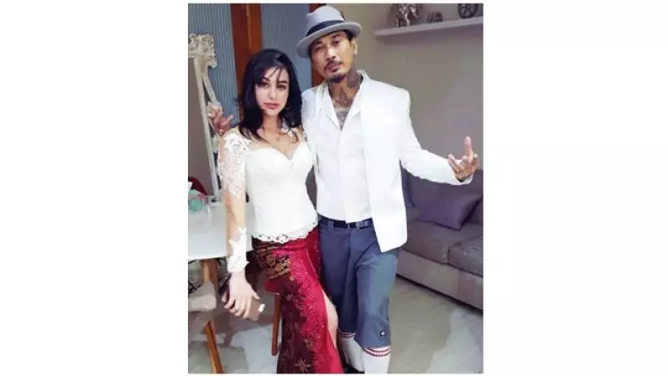 11 Potret Nora Alexandra tunangan Jerinx SID pakai kebaya Bali