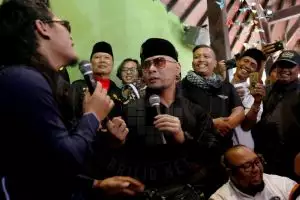 13 Portraits of the sacred moment of Deddy Corbuzier's creed, legally converting to Islam