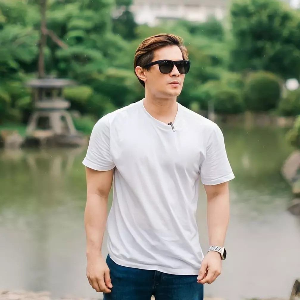 10 Potret dapur mungil Afdhal Yusman menyatu dengan laundry room, mesin cucinya nyempil di kolong meja