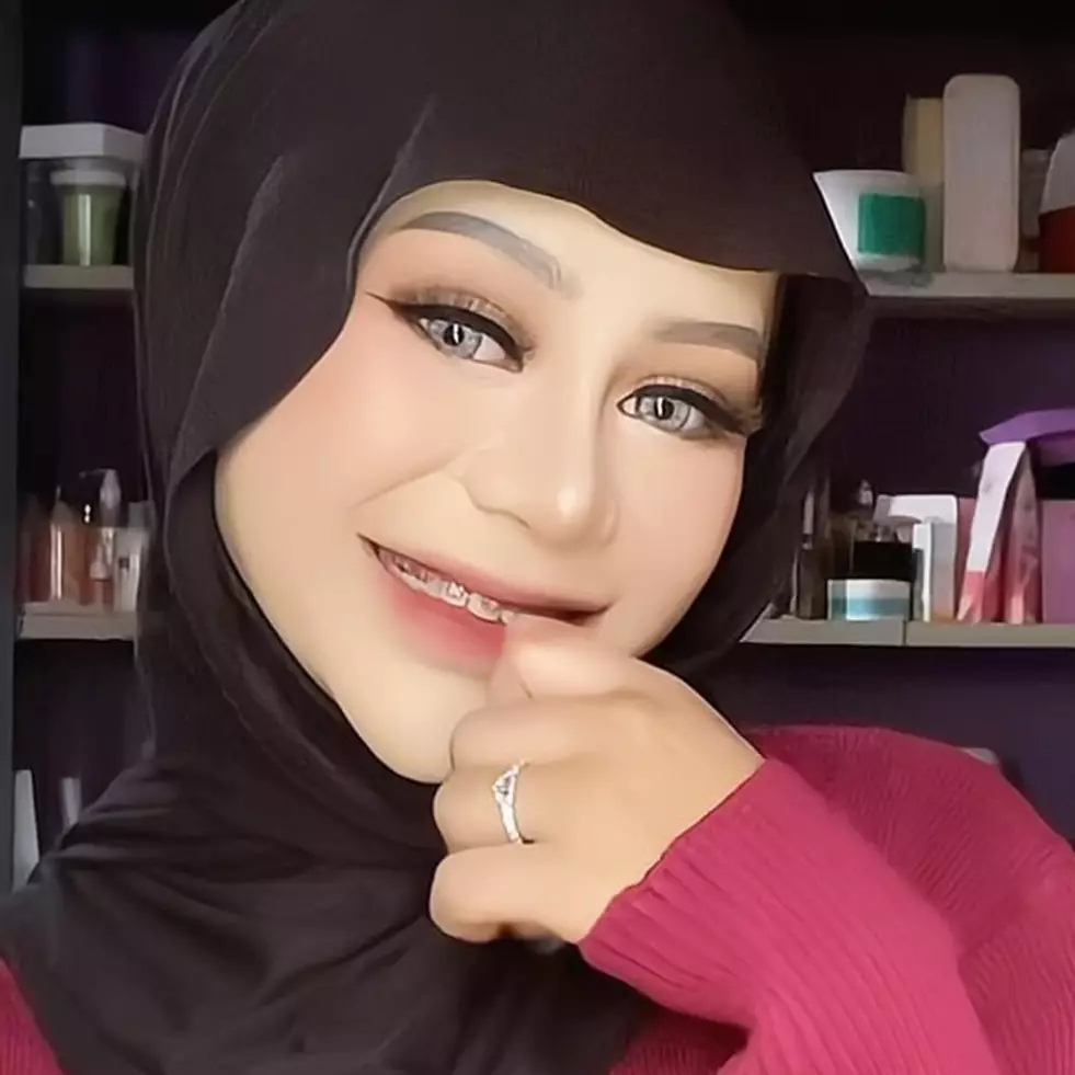 Dulu dikenal seksi kini penampilannya lebih tertutup, 9 potret terbaru Cimoy makin mirip Anisa Bahar