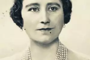 Like reincarnation, these 9 portraits of Queen Elizabeth II's mother's youth are said to resemble Prilly Latuconsina