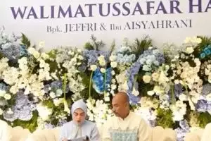 Held as festive as a wedding party, these are 9 moments of release for Aisyahrani and her husband ahead of the Hajj pilgrimage