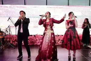 Their first appearance was immediately cheered by the crowd, here are 7 performances by Anang and Friends from stage to stage