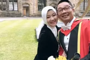 9 The moment Ridwan Kamil received an honoris causa degree from Glasgow University, Zara's presence made me confused