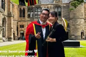 9 The moment Ridwan Kamil received an honoris causa degree from Glasgow University, Zara's presence made me confused