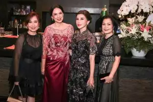 9 Portraits of Ira Wibowo when attending the wedding of her next child are charming, affectionately holding her ex-husband