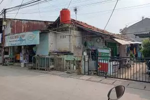 Located in a densely populated village in South Jakarta, here are 7 photos of Adul's 14-door rented house which is now for sale
