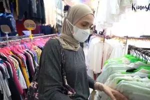 9 Nycta Moments Gina made a content shopping for used clothes at the Senen Market, and even had to be sprayed by the mothers