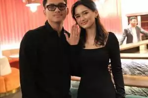 Celebrate his 24th birthday, here are 9 moments when Azriel Hermansyah proposed to Sarah Menzel in front of the whole family