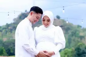 Can't wait for the birth of their first child, these 7 thanksgiving portraits of Angga Wijaya's wife are full of emotion