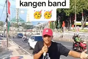 9 The moment Andika Mahesa suddenly approached a street singer and asked for a duet, his friendliness received praise