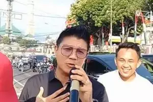 9 The moment Andika Mahesa suddenly approached a street singer and asked for a duet, his friendliness received praise