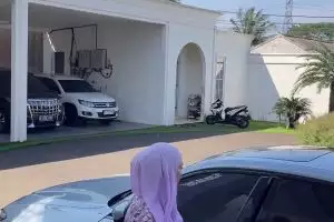 7 Momen April Jasmine istri Ustad Solmed tunjukkan garasi, aksinya 'pamer terselebung' jadi sorotan