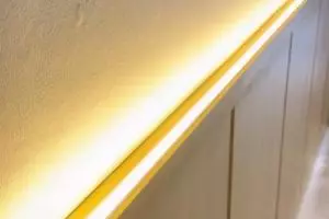 Dindingnya cuma pakai panel kayu, 11 potret makeover ruang tamu Mumuk Gomez ini jadi bak hunian mewah