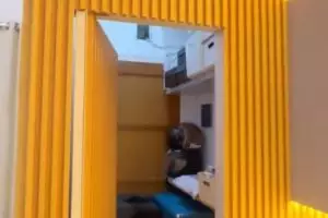 Dindingnya cuma pakai panel kayu, 11 potret makeover ruang tamu Mumuk Gomez ini jadi bak hunian mewah