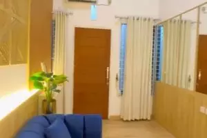 Dindingnya cuma pakai panel kayu, 11 potret makeover ruang tamu Mumuk Gomez ini jadi bak hunian mewah