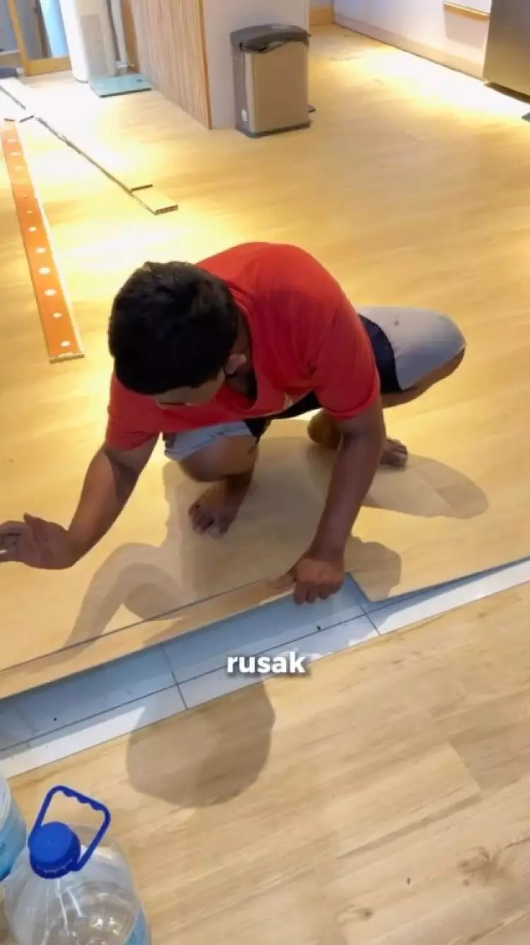 Dindingnya cuma pakai panel kayu, 11 potret makeover ruang tamu Mumuk Gomez ini jadi bak hunian mewah