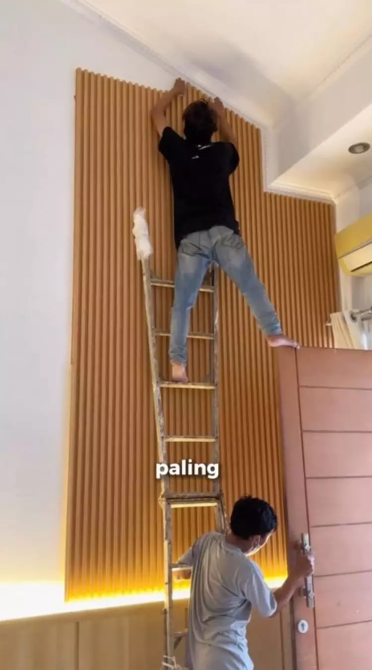 Dindingnya cuma pakai panel kayu, 11 potret makeover ruang tamu Mumuk Gomez ini jadi bak hunian mewah