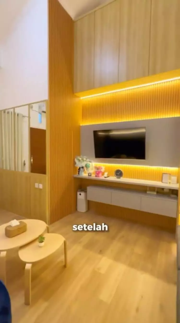 Dindingnya cuma pakai panel kayu, 11 potret makeover ruang tamu Mumuk Gomez ini jadi bak hunian mewah