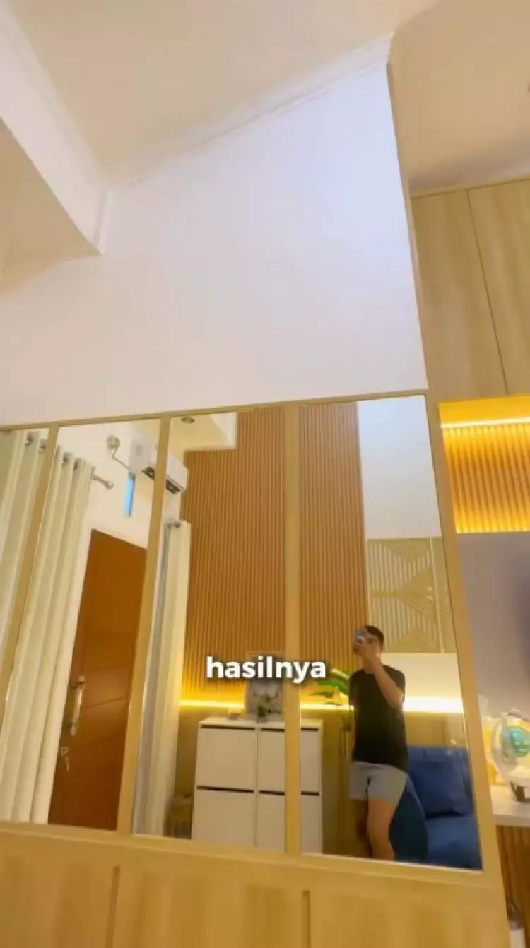 Dindingnya cuma pakai panel kayu, 11 potret makeover ruang tamu Mumuk Gomez ini jadi bak hunian mewah