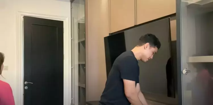 Punya rumah Rp12 M di usia 23 tahun, 10 potret kamar Fadly Faisal view balkon langsung taman indoor