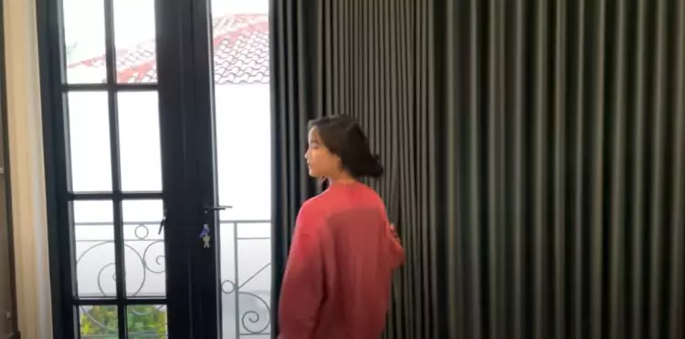 Punya rumah Rp12 M di usia 23 tahun, 10 potret kamar Fadly Faisal view balkon langsung taman indoor