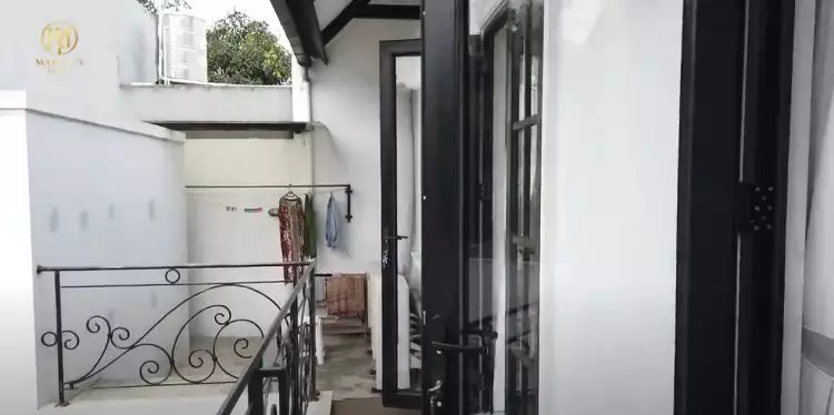 Punya rumah Rp12 M di usia 23 tahun, 10 potret kamar Fadly Faisal view balkon langsung taman indoor