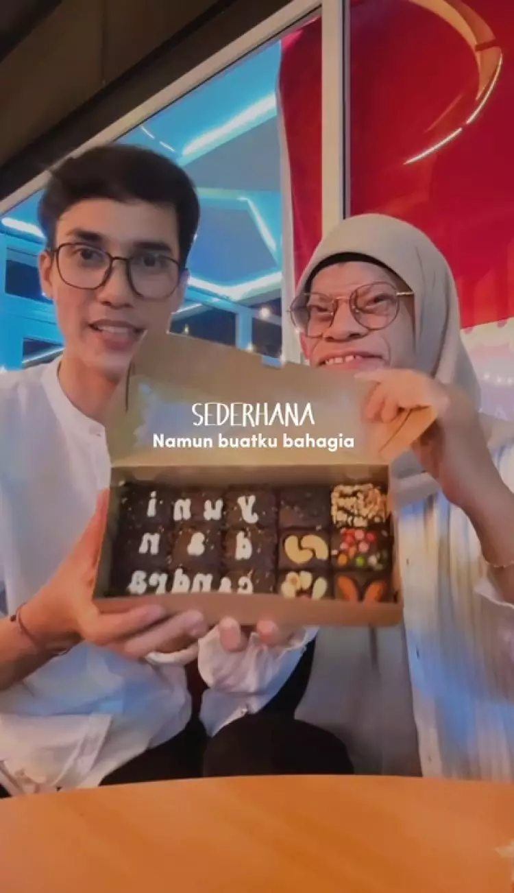 Hobi unjuk kemesraan, 11 momen Yuni Manurung pengidap sindrom langka dan pacar lengket bak prangko