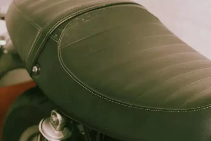 Bukan digosok sabun, trik bersihkan jok motor kusam ala bapak-bapak ini cuma pakai 1 bahan dapur