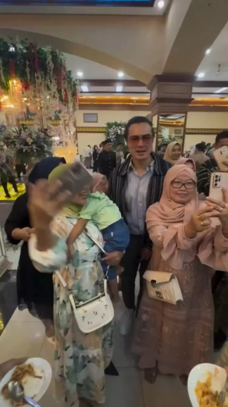 9 Momen Baim Wong hadiri kondangan karyawan tanpa Paula Verhoeven, keberadaan sang istri dipertanyakan