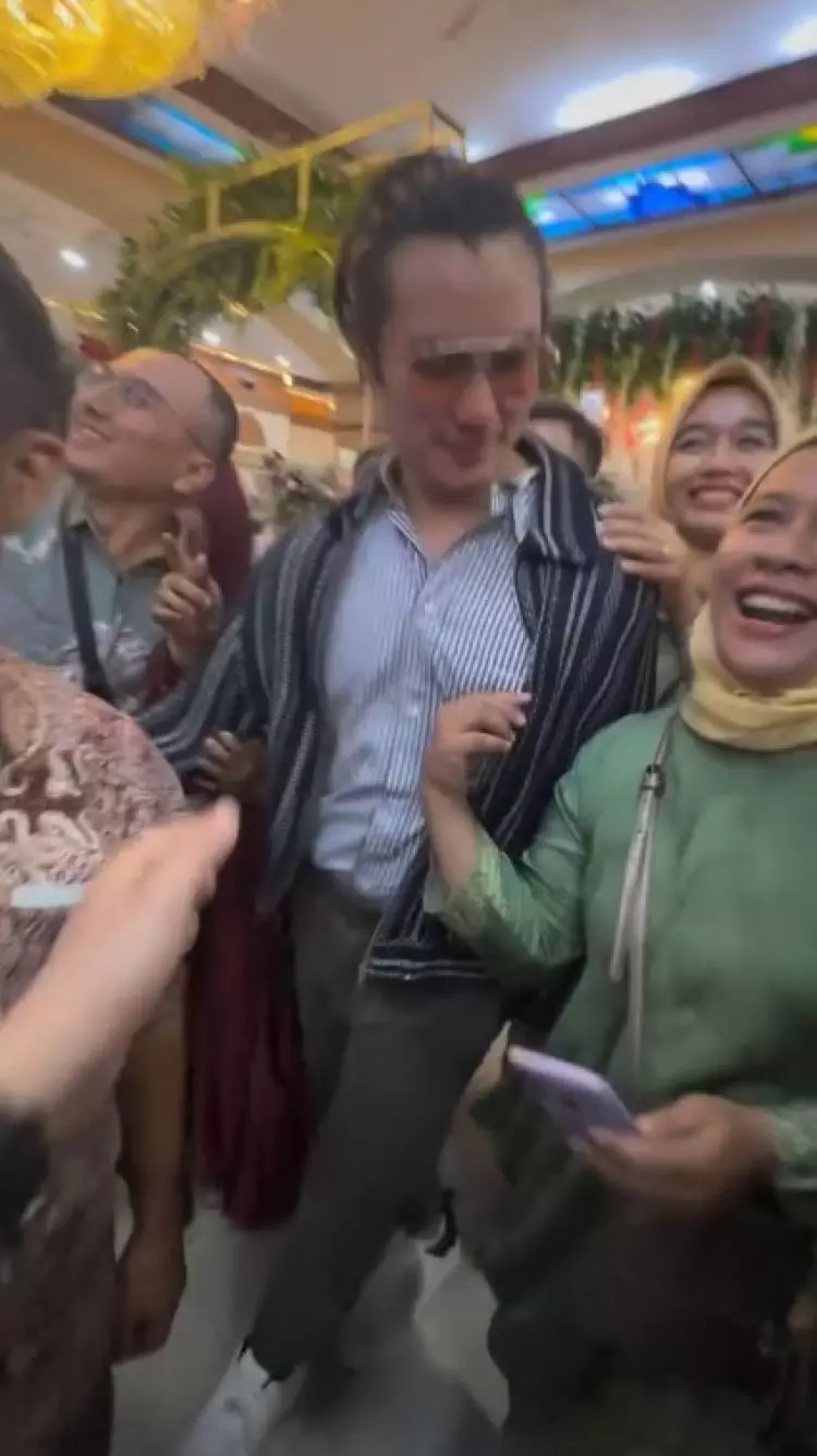 9 Momen Baim Wong hadiri kondangan karyawan tanpa Paula Verhoeven, keberadaan sang istri dipertanyakan