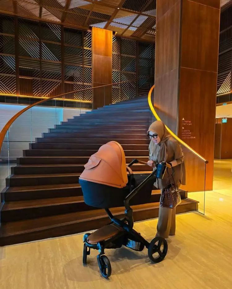 7 Momen Syahrini momong Princess R di Singapura, paras sang anak bikin penasaran