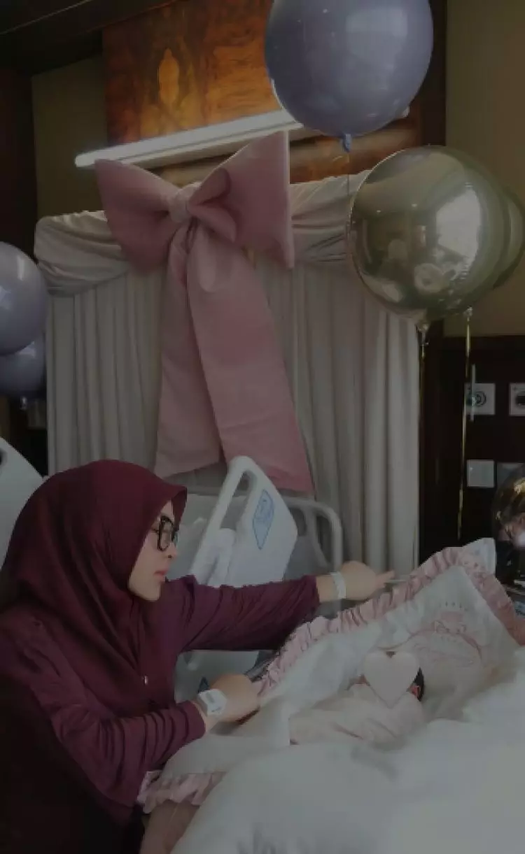 7 Momen Syahrini momong Princess R di Singapura, paras sang anak bikin penasaran