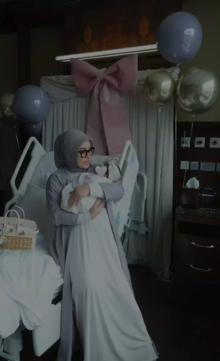 7 Momen Syahrini momong Princess R di Singapura, paras sang anak bikin penasaran