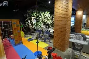 Pernah pamer saldo ATM Rp1 triliun, 11 potret kantor Baim Wong megah ada kolam renang bak waterboom