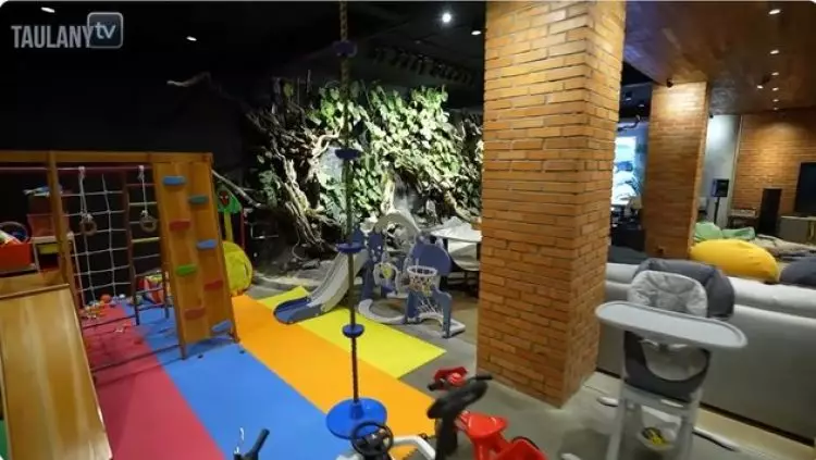 Pernah pamer saldo ATM Rp1 triliun, 11 potret kantor Baim Wong megah ada kolam renang bak waterboom