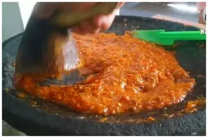 Jangan asal goreng bumbu, ini trik bikin sambal pecel lele Lamongan agar tak asam dan cepat basi